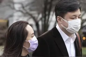 孟晚舟携老公露面！穿“娃娃裙”戴大钻戒，“望夫眼”充满崇拜图片