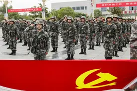 女兵向英雄将军报告：我是家里第32名党员！图片