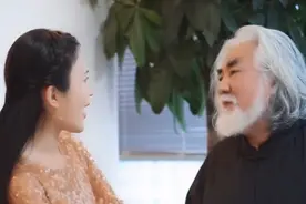 70岁张纪中与小31岁娇妻秀恩爱，一头扑进妻子怀中，甜蜜如偶像剧图片