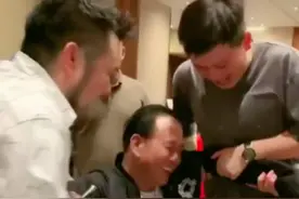 63岁万梓良现身活动，众人搀扶还摔跤，台上站不稳身体状态引担忧图片