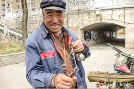马老汉钓鱼双管齐下，弹弓射鱼收获多，啥情况图片