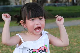 2岁的宝宝固执又逆反，父母该如何养育？好父母也是有标准的图片