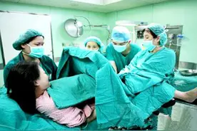 顺产时遭实习医生围观，孕妈一句话霸气回怼，但已经为时已晚图片