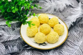 网红甜点椰丝球自己动手做，简单零失败，甜丝丝的吃不胖图片