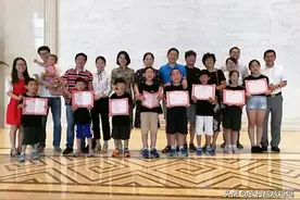宝妈拿到儿子人生中第1张奖状，想拍照发朋友圈，看到上面字不对图片