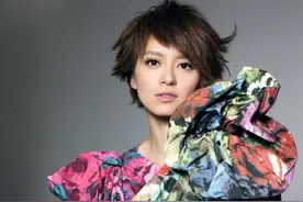 曝梁咏琪一家三口出游照，5岁混血女儿秀长腿，外籍老公拎包守护图片