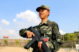 那些快乐瞬间，新兵们笑得像个孩子~~~图片