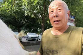 山西68岁农民大叔街头卖羊奶现挤现卖，年赚20万，看他靠什么图片