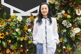  没有肚子的中年女人不要“塞衣角”,学这样穿，遮肉显瘦还时髦图片