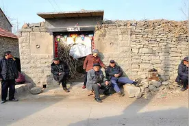 农村俗语“建房朝向东，钱财一阵风”是什么意思？老话有道理吗？图片