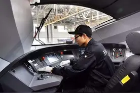巴铁兄弟乘坐中国高铁，随后指出2点建议，网友表示非常赞同图片