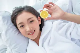 女人40岁以后，还不断有桃花运，多半是这几个原因图片