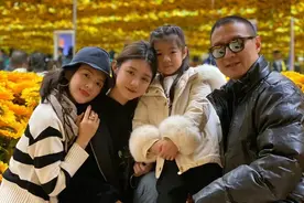章子怡晒全家出游照，16岁继女高颜值似超模亲妈，发单曲疑将出道图片
