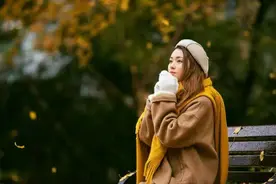 “我瘫了两年，儿媳未照顾一天”儿子：当初她未求您，如今也不欠图片