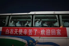新乡60名援鄂英雄凯旋，与亲人隔空拥抱情动牧野图片