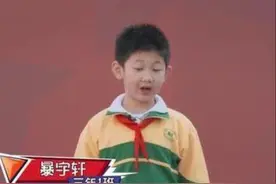 儿子当众"痛斥"爸妈偏爱妹妹，看清妹妹颜值，网友：换我也偏心图片