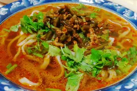 酸豆角炒肉配搭酸辣鲜汤面香辣酸爽分享炒酸豆角及酸辣汤制做技巧图片