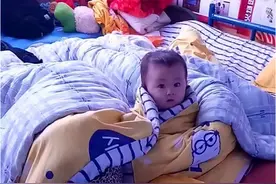 “不靠谱”妈妈带娃午睡，不料先把自己哄着，孩子的小表情太暖心图片