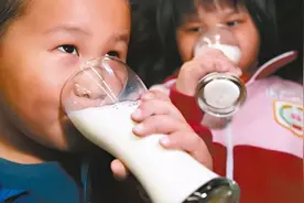喝牛奶长大的孩子，和吃钙片长大的孩子有什么区别？图片