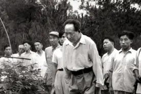 1959年毛泽东回韶山，在父母墓前说了八个字图片