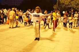小姐姐广场独舞，几分钟就被围观，这舞动感潇洒，大家都喜欢