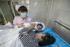 女子发现闺蜜"女儿"越长越像自己，疑惑做亲子鉴定，结果出来懵了图片
