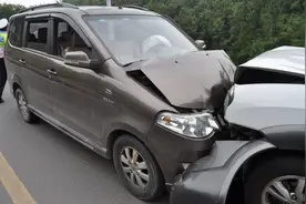 后车盲目跟随前车越线超车，前车侥幸躲过，后车撞上了图片