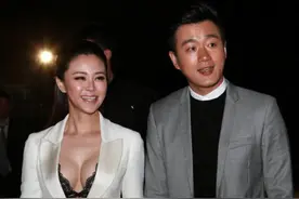 关悦的身材真是火了，穿西装都这么美，笑起来时更让人心动图片