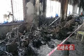 海口一小区凌晨突发大火，不时传出爆炸声！电动车烧得只剩铁架图片