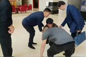 了不起的山东大哥！三轮车失控4名小孩栽进河里，一路过大哥纵身跳进水里将孩子救起图片
