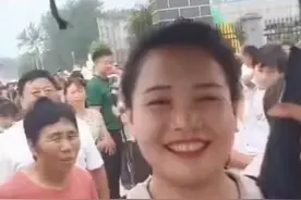 广场上袁庆见大衣哥笑容满面，给大衣嫂打伞缩眉头网友:区别大图片