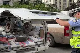 面包车拆座当货车，江汉交警一大早查获5辆非法改装车图片
