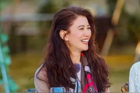 袁咏仪48岁又怎样？烫泰迪卷依旧美得高调，不愧是冻龄女神图片