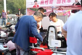 下雨骑电动车盖住这3个地方，电动车可以多骑几年图片