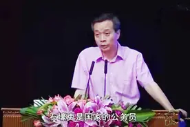 康震因解读《石壕吏》引争议，丁启阵痛批：不知道在侮辱谁的智商图片