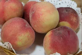 桃子甜不甜，如何快速辨别？教你5个挑选小技巧，一买一个准图片