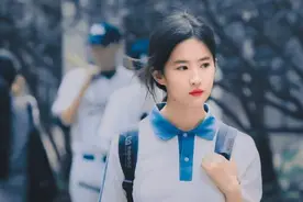刘亦菲彻底放开了？就靠一块“三角布”遮羞，果真不要玉女形象咯图片
