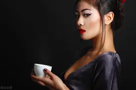 小品：喝酒的女人和女人喝酒图片