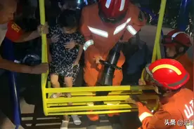 山西永济：小女孩左腿不慎被卡摇椅 消防紧急施救图片
