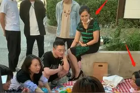 包贝尔女儿现身摆地摊，爸爸默默观察眼神宠溺，顾客太多忙不过来图片