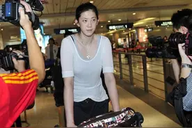 美腻！中国女排2大夺牌功勋久违同框，薛明优雅大方挂满了笑容图片
