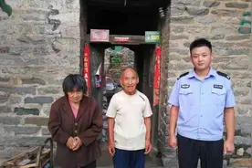 邢台：老人拾柴迷路 民警帮她回家图片