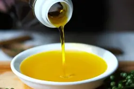 炸花椒油，多数人直接用油炸！第一步就错，难怪不麻不香，苦味重图片