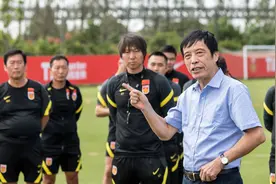 足协征召28岁后卫！曾被称“斯科拉里干儿子”，年薪高达800万图片