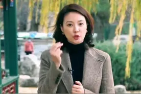 央视主持刘芳菲不上班专做讲解，穿西装配长靴，这气质真不愁工作图片