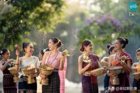 老挝女孩身穿老挝传统服饰为中老旅游年拍摄的一组宣传海报图片