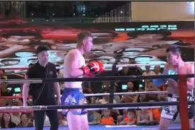 终于为传武正名！52岁六合高手全场吊打并击倒搏击小将，点数完胜图片