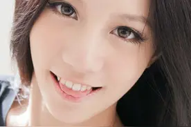 宅男界女神性感蛇姬，前夫刚入狱，就秒交新欢并同穿睡袍现身酒店图片