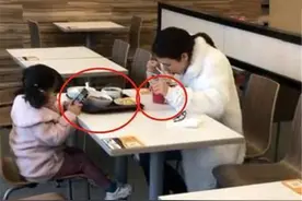 母女俩在服务区吃饭，被路人拍下传到网上，网友：为孩子未来担心图片