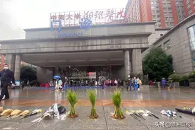 长沙市民自发到医院门口送别袁隆平院士，三束水稻寄托别样哀思图片
